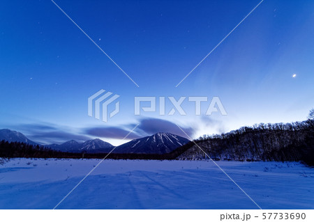 厳冬の奥日光・小田代ヶ原から見る未明のと男体山 57733690