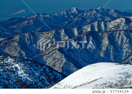 厳冬の那須・茶臼岳から遠望する高原山と富士山 57734134