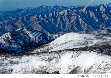 厳冬の那須・茶臼岳から遠望する高原山と富士山 57734243