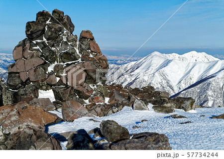 那須・茶臼岳山頂の岩峰と大倉山・流石山方面の山並み 57734244