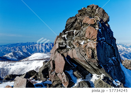 那須・茶臼岳山頂の岩峰と高原山・富士山遠望 57734245