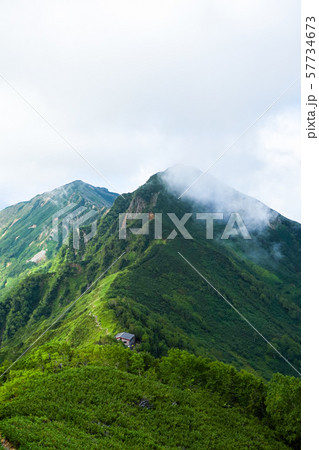 新越岳から新越山荘・鳴沢岳・赤沢岳を望む 57734673