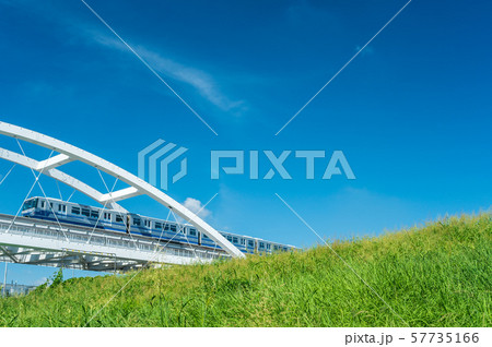 淀川にかかる鉄橋を渡るモノレール 57735166