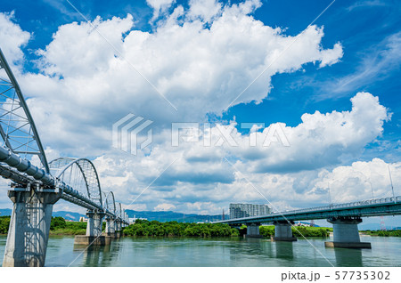 淀川に架かる水管橋と枚方大橋 57735302