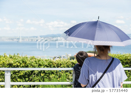 海を見る親子 海を見る親子 57735440