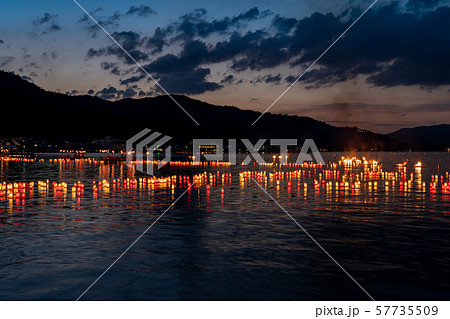 京都府　宮津市　宮津燈籠流しの精霊船　紅白の追っかけ灯籠 57735509