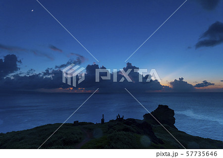 石垣島　御神崎の夕景　 57735646