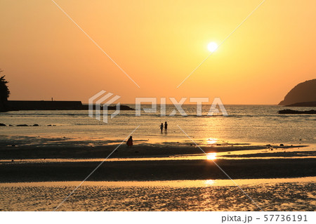 夕陽と海 57736191