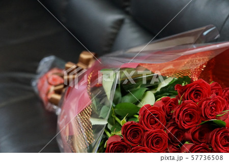 薔薇の花束 50本の写真素材