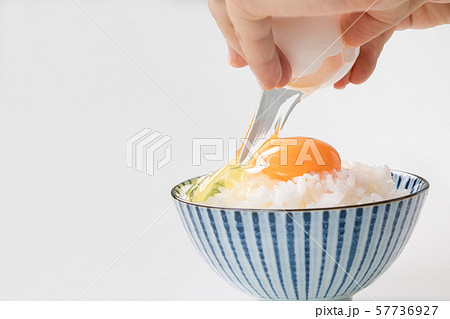 白い背景にお茶碗に白ご飯に生卵  卵かけご飯egg rice  57736927