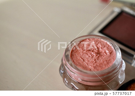 クリームアイシャドウとパウダーアイシャドウ メイク道具 クリームアイシャドウとパウダーアイシャドウ メイク道具 57737017