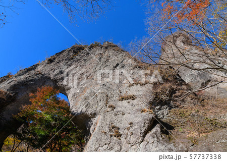 妙義山の第一石門とイロハモミジの紅葉 妙義山の第一石門とイロハモミジの紅葉 57737338