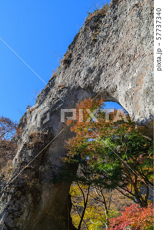 妙義山の第一石門とイロハモミジの紅葉 57737340