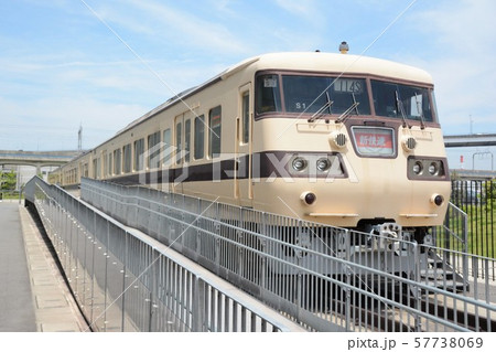 快晴の名古屋市内に停車中の117系電車 快晴の名古屋市内に停車中の117系電車 57738069