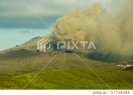 噴煙を巻き上げた阿蘇山 57738284