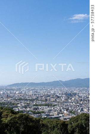 京都市東山山頂の将軍塚から俯瞰する京都市南部の伏見方面と青空のコピースペース 57738433