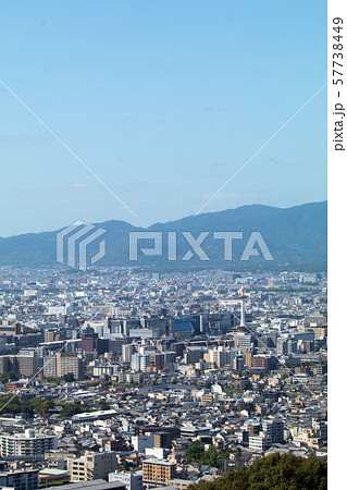 京都市東山山頂の将軍塚から俯瞰する京都駅周辺部と青空のコピースペース 57738449