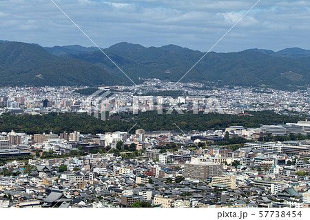 京都市東山山頂の将軍塚から俯瞰する京都市御所方面と青空のコピースペース 京都市東山山頂の将軍塚から俯瞰する京都市御所方面と青空のコピースペース 57738454