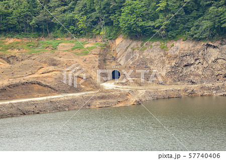水位低下で現れた奥州湖の猿岩トンネル 57740406