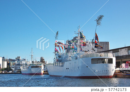 港に停泊しているマグロ漁船 57742173