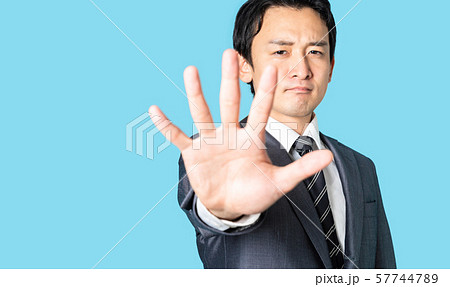 制止する男性 制止する男性 57744789