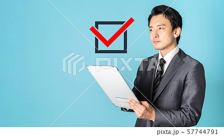 チェックする男性 57744791