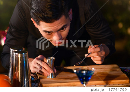 Professional bartender preparing fresh juice 57744799