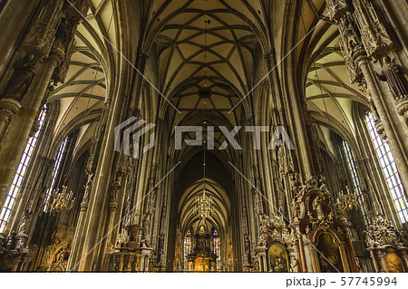オーストリア ウィーン シュテファン大聖堂の内部 オーストリア ウィーン シュテファン大聖堂の内部 57745994