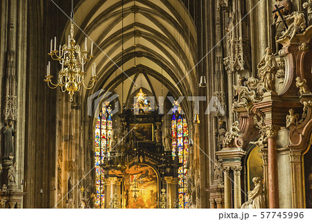 オーストリア ウィーン シュテファン大聖堂の内部 オーストリア ウィーン シュテファン大聖堂の内部 57745996