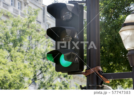 パリの交通信号機 57747383