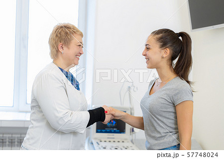 A young girl patient thanked the doctor for the A young girl patient thanked the doctor for the 57748024