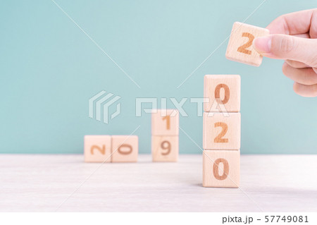 手 両手 手の上 57749081