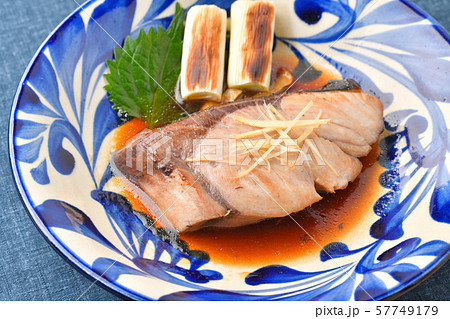 天然ぶり(ブリ、鰤)の照り焼き、醤油味、魚料理。 天然ぶり(ブリ、鰤)の照り焼き、醤油味、魚料理。 57749179