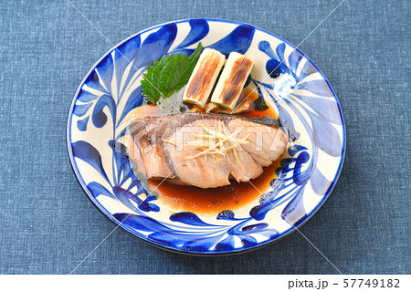 天然ぶり(ブリ、鰤)の照り焼き、醤油味、魚料理。 天然ぶり(ブリ、鰤)の照り焼き、醤油味、魚料理。 57749182