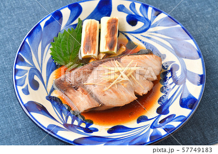 天然ぶり(ブリ、鰤)の照り焼き、醤油味、魚料理。 天然ぶり(ブリ、鰤)の照り焼き、醤油味、魚料理。 57749183