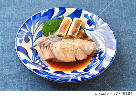 天然ぶり(ブリ、鰤)の照り焼き、醤油味、魚料理。 天然ぶり(ブリ、鰤)の照り焼き、醤油味、魚料理。 57749184
