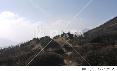 斜めの山肌と青空 斜めの山肌と青空 57749412
