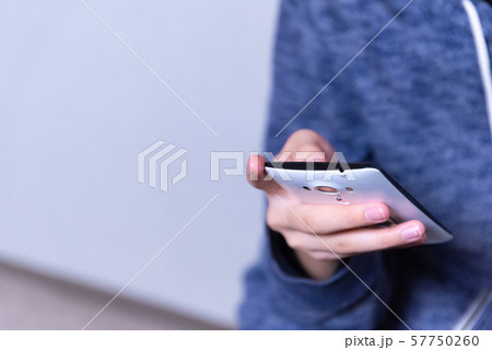 スマホを触りながら食事をするシーン 57750260