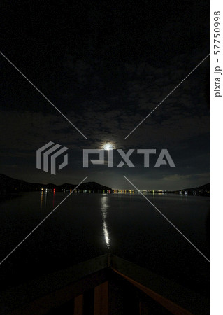 福岡県糸島市の夜景 月 福岡県糸島市の夜景 月 57750998