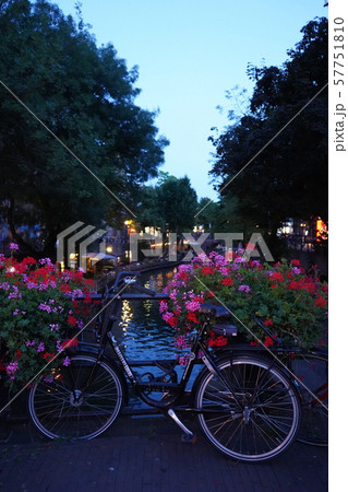 オランダ　ユトレヒト　運河沿い自転車のある風景　 57751810