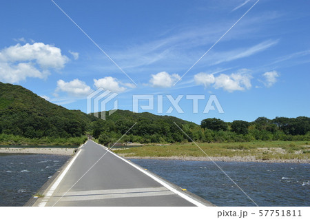 対岸に真っ直ぐにかかる沈下橋 対岸に真っ直ぐにかかる沈下橋 57751811