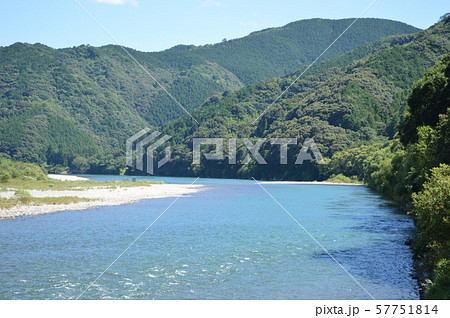 雄大な四万十川と山 57751814