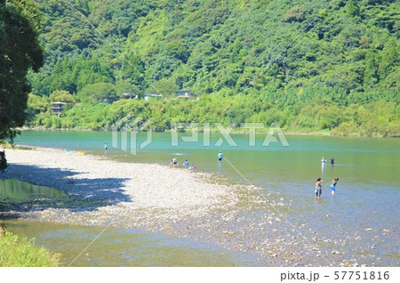 四万十川の水遊び 57751816