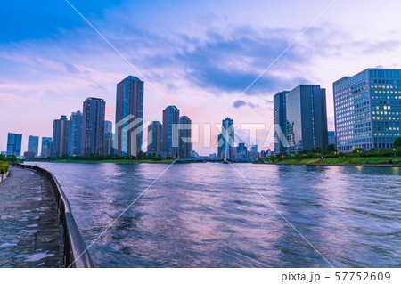 永代公園からみた佃島のタワーマンションの夕景(東京都中央区) 永代公園からみた佃島のタワーマンションの夕景(東京都中央区) 57752609