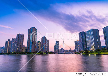 永代公園からみた佃島のタワーマンションの夕景(東京都中央区) 57752616