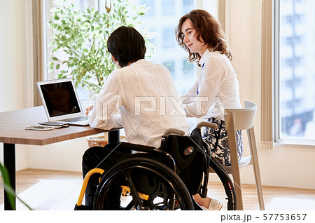 車椅子 ビジネス 二人 57753657