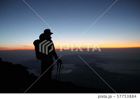 富士山でご来光を待つ登山者 57753884