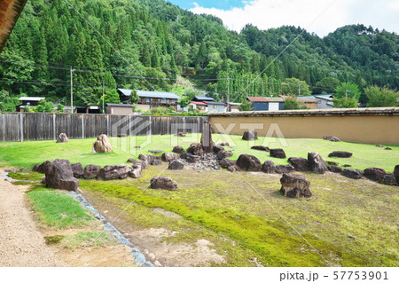 江馬氏館跡公園の会所から庭園を望む 57753901