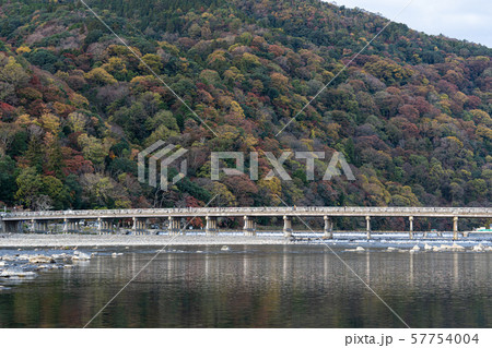 《京都・秋》早朝の嵐山の紅葉と渡月橋 《京都・秋》早朝の嵐山の紅葉と渡月橋 57754004