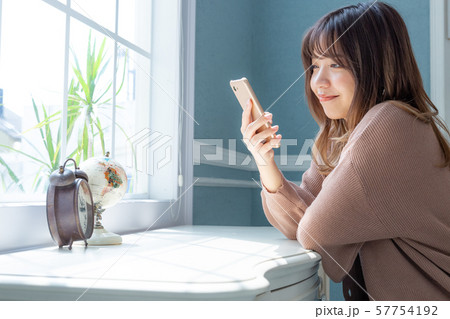 スマホ　コミュニケーション 57754192